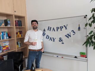 Foto von Adrian Meier vor einem Whiteboard